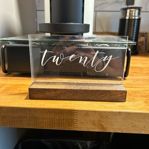 Clear acrylic table numbers with wooden base - Picture 2 of 2